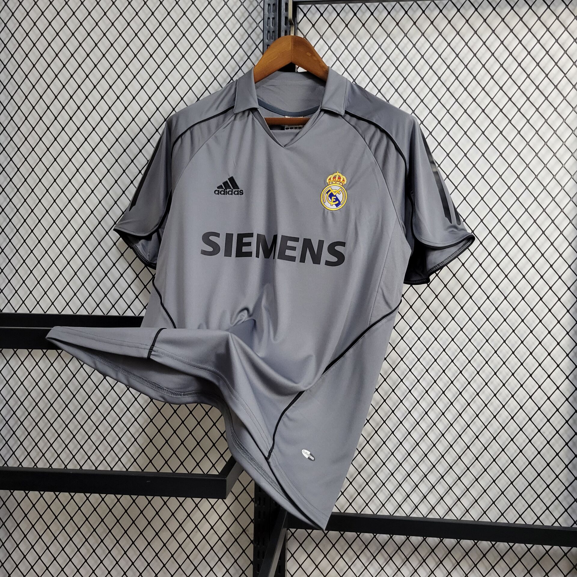 Retro Real Madrid 2005/06 Third Jersey - Image 1