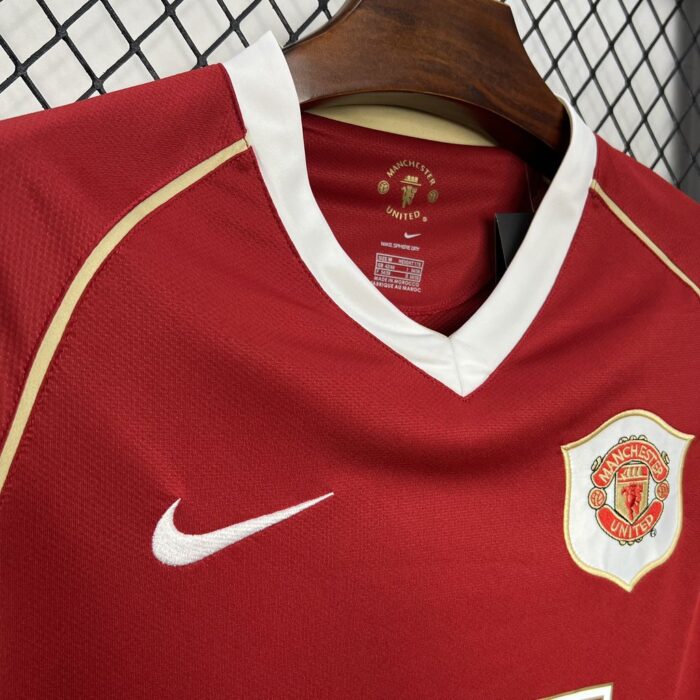 Retro Manchester United 2006/07 Home Jersey - Image 5