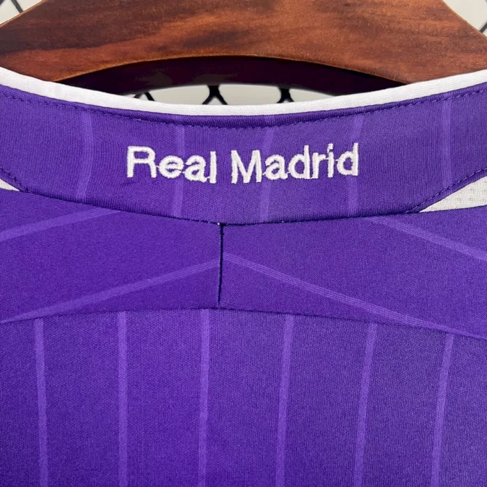 Retro Real Madrid 2006/07 Third Jersey - Image 3