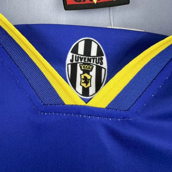 Retro Juventus 1995/96 Away Long Sleeve Jersey - Image 4