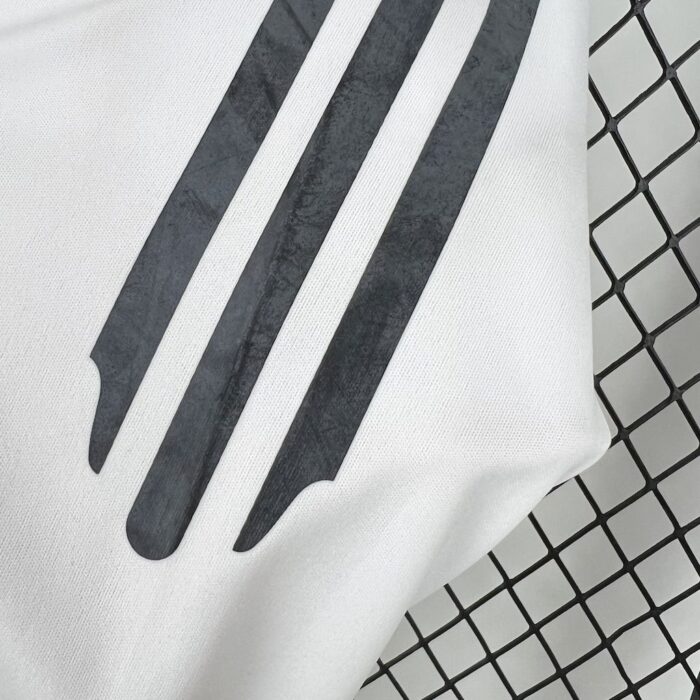 Retro Real Madrid 2005/06 Home Jersey - Image 4