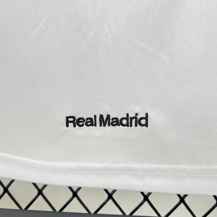 Retro Real Madrid 2005/06 Home Jersey - Image 3