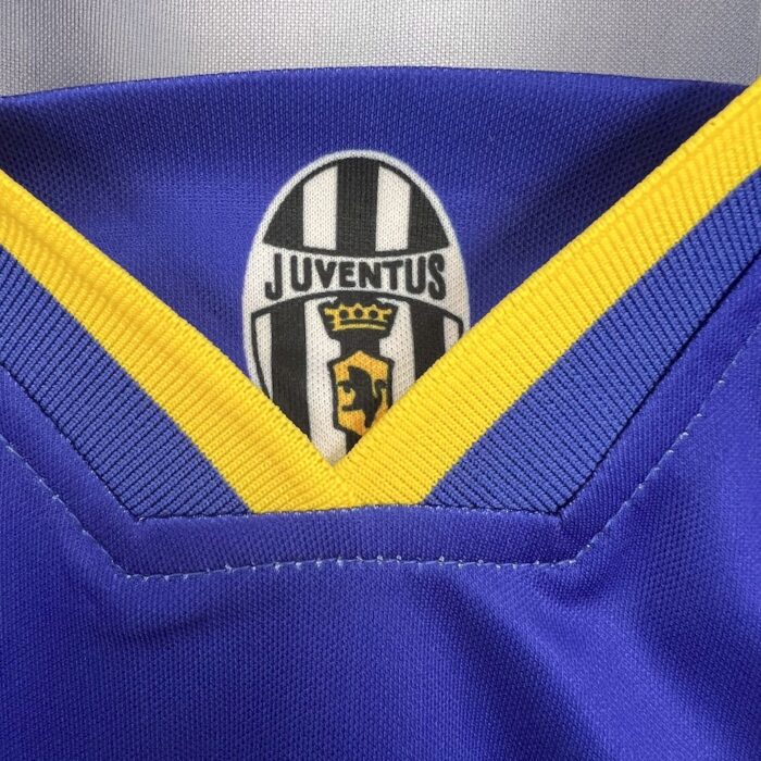 Retro Juventus 1995/96 Away Jersey - Image 5
