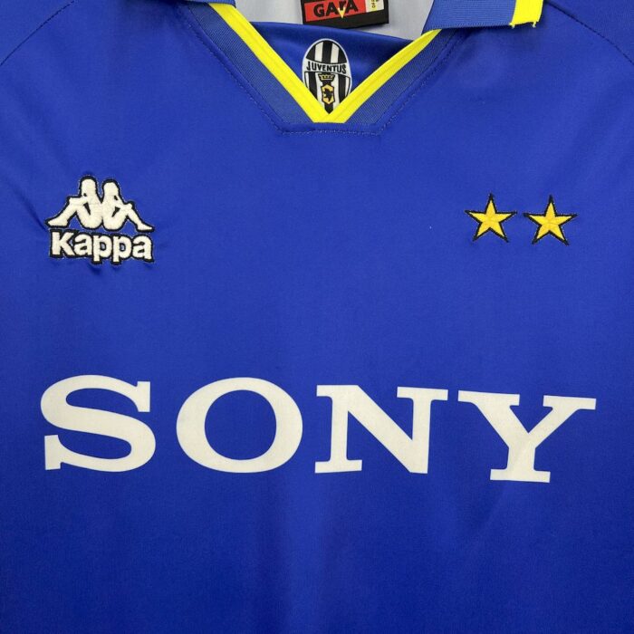 Retro Juventus 1996/97 Away Jersey - Image 5