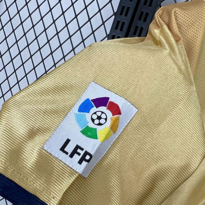 Retro Barcelona 2001/02 Away Jersey - Image 3