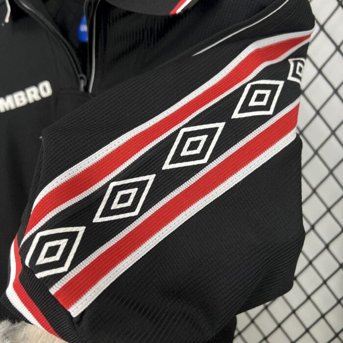 Retro Manchester United 1998/99 Away Jersey - Image 4