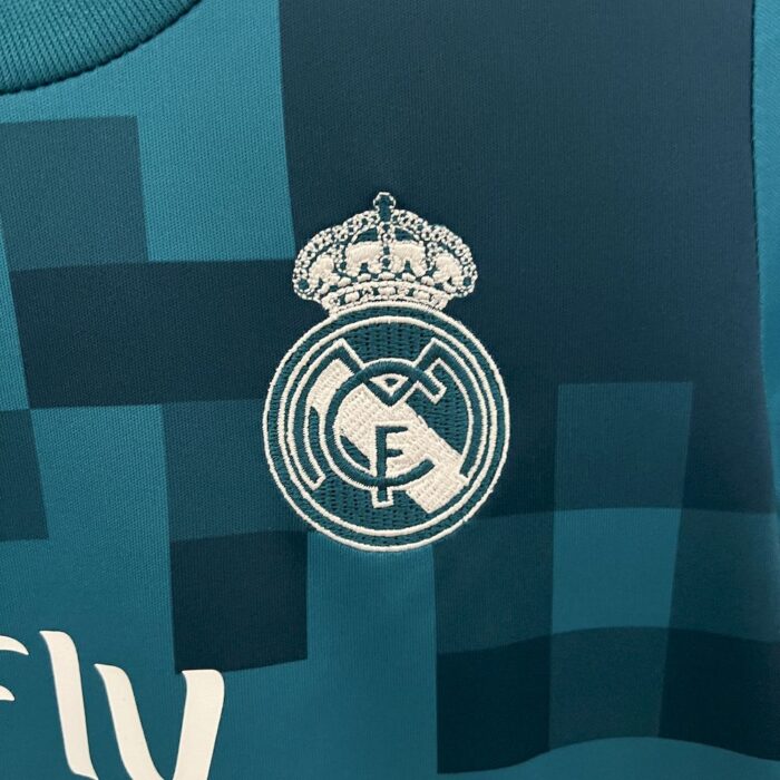 Retro Real Madrid 2017/18 Third Kids Kit - Image 5
