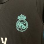 Retro Real Madrid 2017/18 away Kids Kit - Image 4