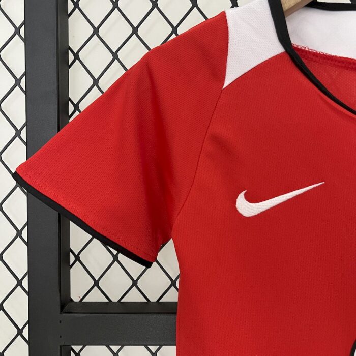 Retro Manchester United 2004/06 Home Kids Kit - Image 4