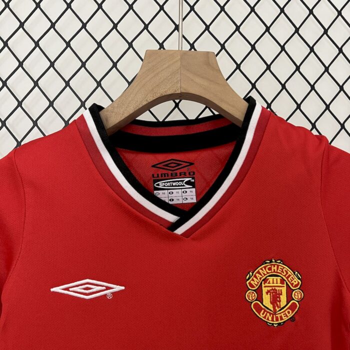Retro Manchester United 2000/02 Home Kids Kit - Image 5