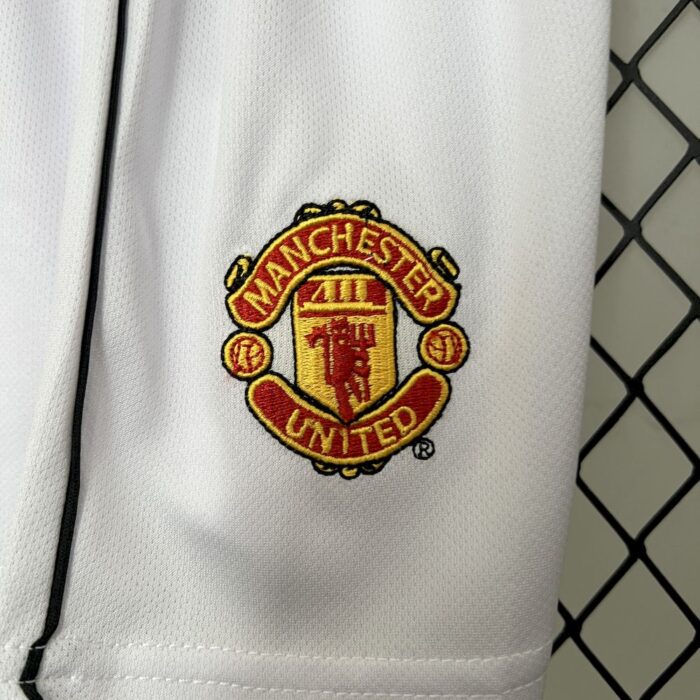 Retro Manchester United 2000/02 Home Kids Kit - Image 3