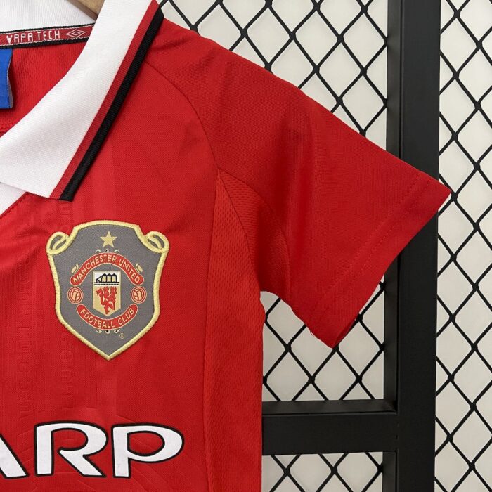 Retro Manchester United 1999/00 Home Kids Kit - Image 5