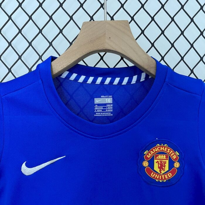 Retro Manchester United 2008/09 Third Kids Kit - Image 3