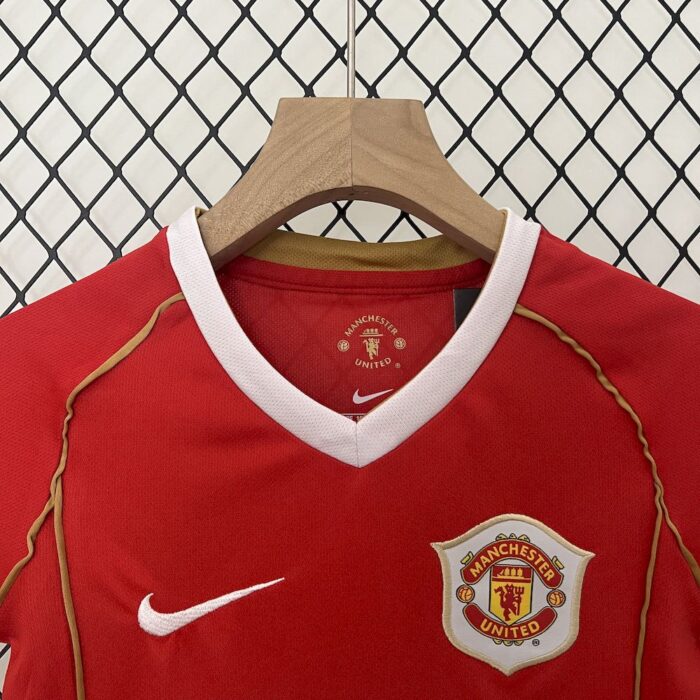 Retro Manchester United 2006/07 Home Kids Kit - Image 4