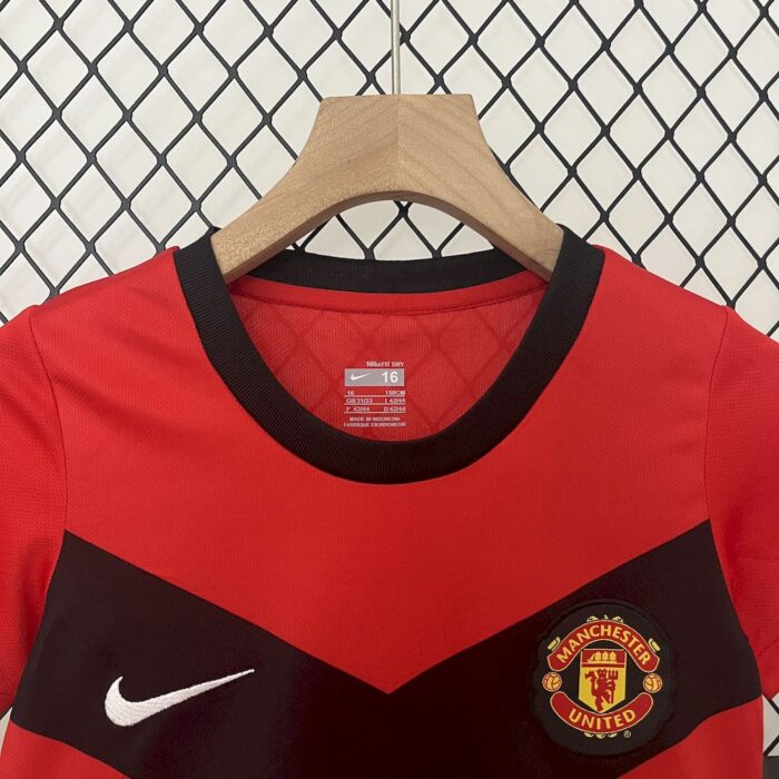 Retro Manchester United 2009/10 Home Kids Kit - Image 5