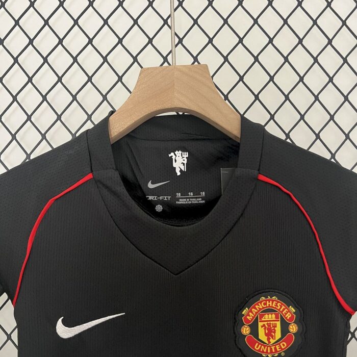 Retro Manchester United 2007/08 Third Kids Kit - Image 3