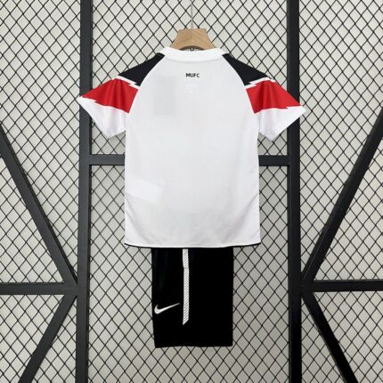 Retro Manchester United 2010/11 Away Kids Kit – view 2