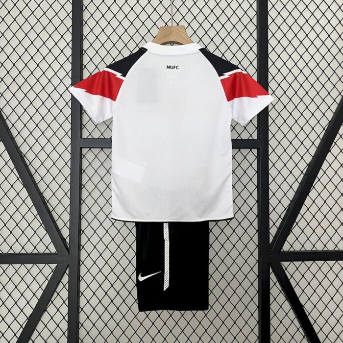 Retro Manchester United 2010/11 Away Kids Kit - Image 2