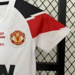 Retro Manchester United 2010/11 Away Kids Kit - Image 5