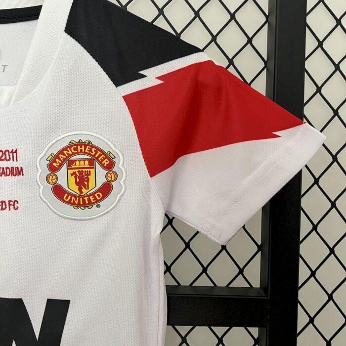 Retro Manchester United 2010/11 Away Kids Kit - Image 5