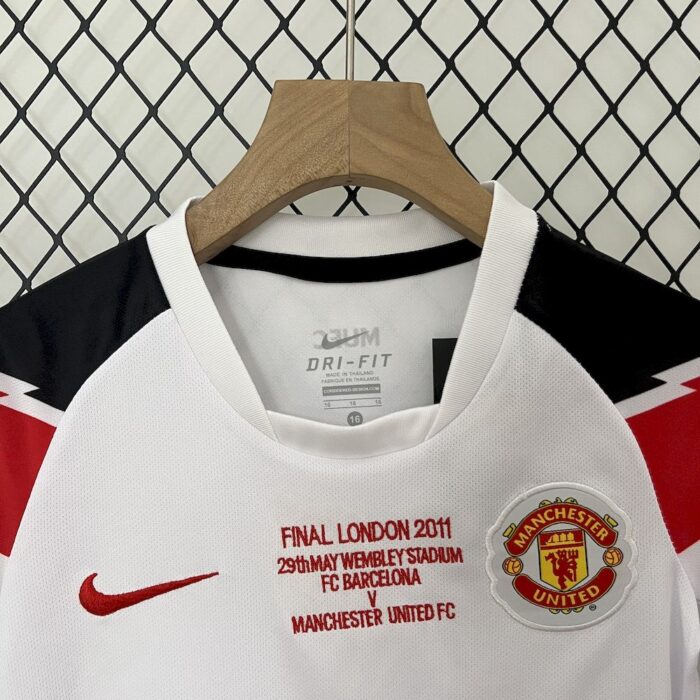 Retro Manchester United 2010/11 Away Kids Kit - Image 4