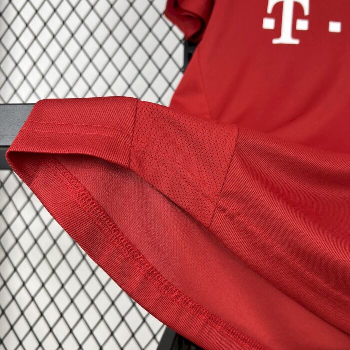 Retro Bayern Munich 2005/06 Home Jersey - Image 5