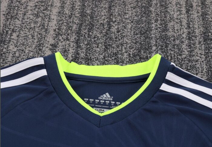 Retro Real Madrid 2010/11 Away Kids Kit - Image 4