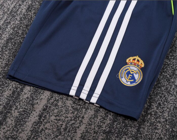 Retro Real Madrid 2010/11 Away Kids Kit - Image 3