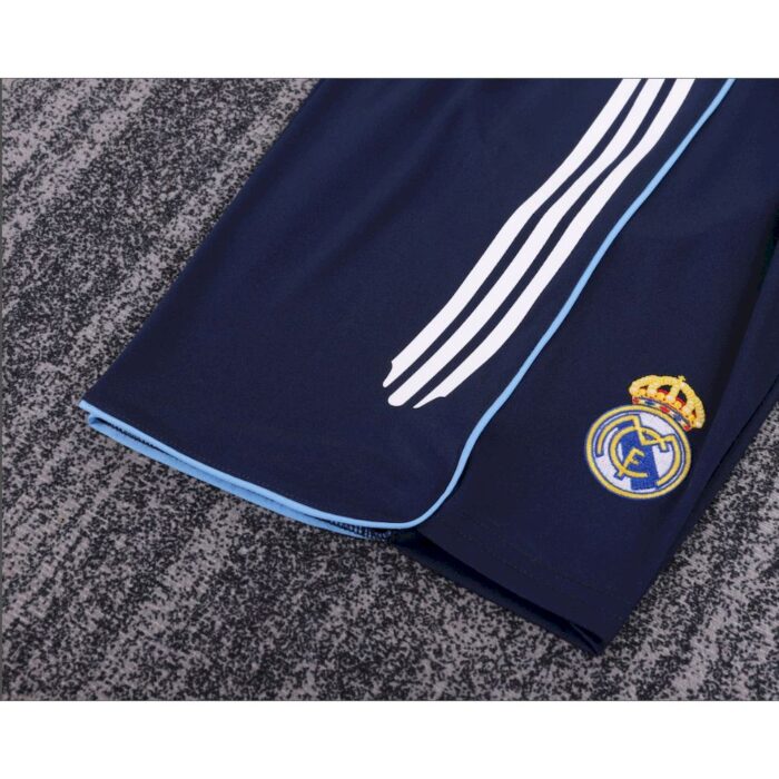 Retro Real Madrid 2005/06 Away Kids Kit - Image 4