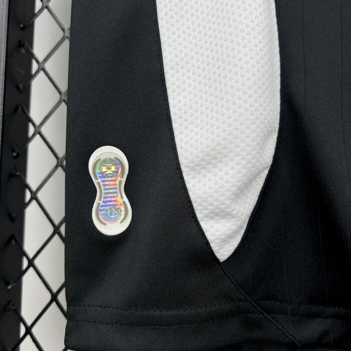 Retro Real Madrid 2006/07 Away Jersey - Image 4