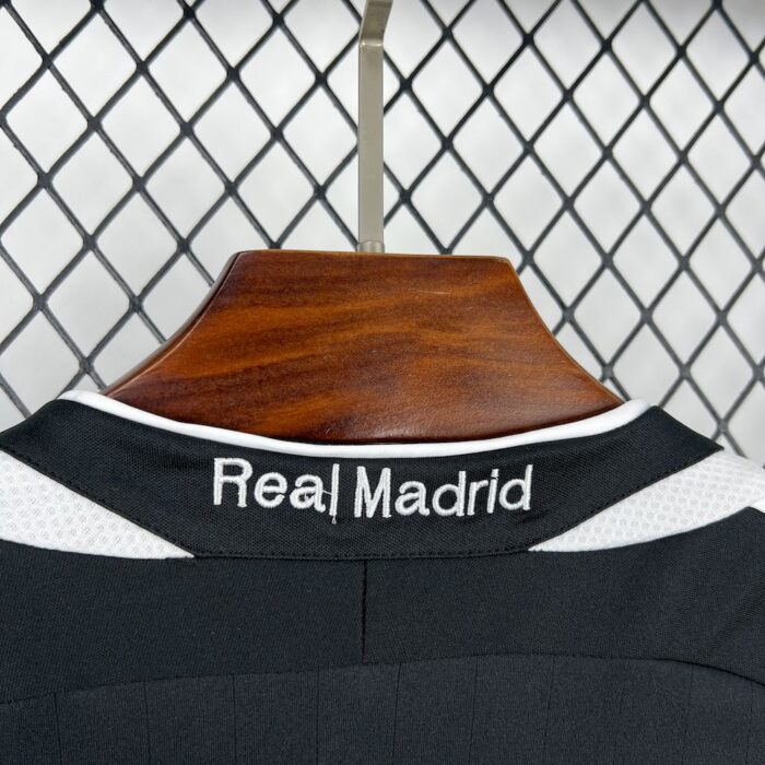 Retro Real Madrid 2006/07 Away Jersey - Image 3