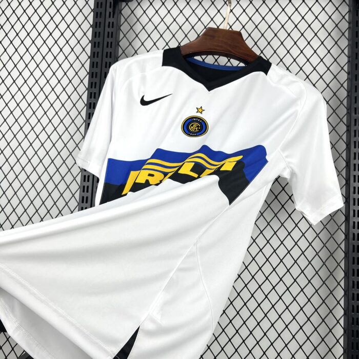 Retro Inter Milan 2005/06 Away Jersey - Image 3