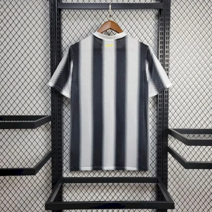 Retro Juventus 2011/12 Home Jersey - Image 2