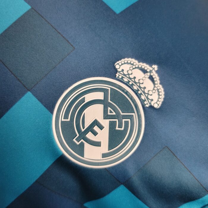 Retro Real Madrid 2017/18 Third Long Sleeve Jersey - Image 4