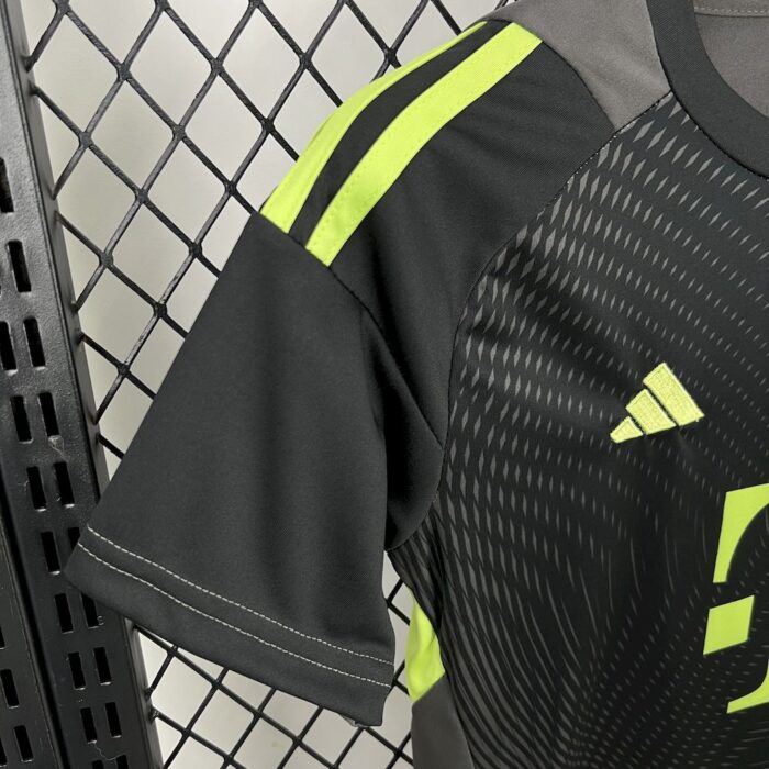 Kids Bayern Munich 2025/26 Goalkeeper Kit 6