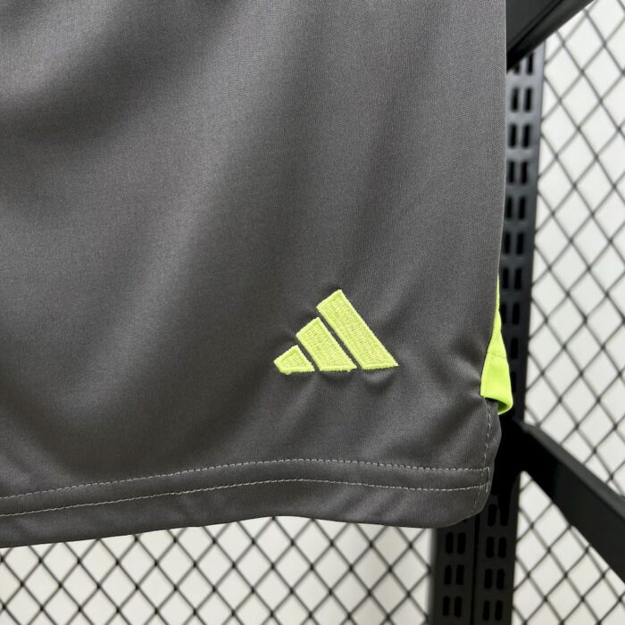 Kids Bayern Munich 2025/26 Goalkeeper Kit 4
