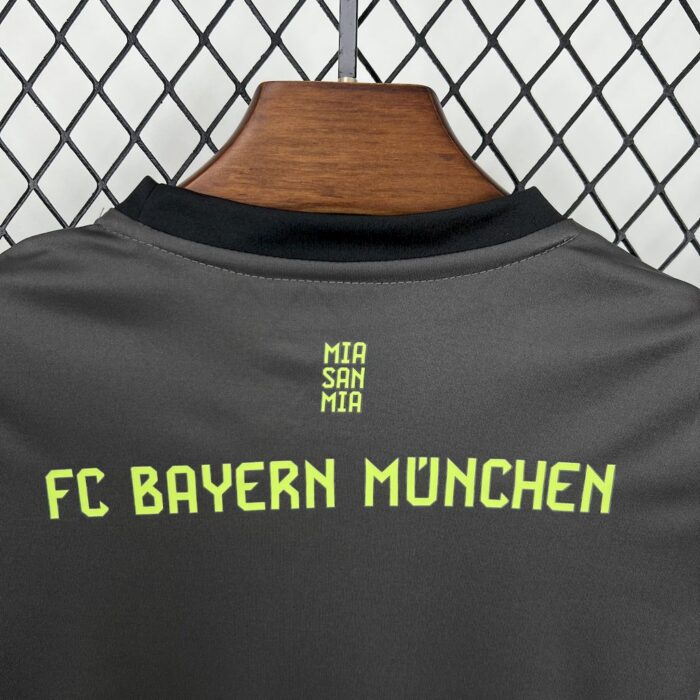 Kids Bayern Munich 2025/26 Goalkeeper Kit 3