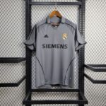 Retro Real Madrid 2005/06 Third Jersey - Image 3