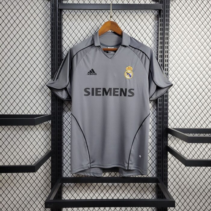 Retro Real Madrid 2005/06 Third Jersey - Image 3