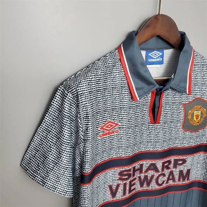 Retro Manchester United 1995/96 Away Jersey - Image 4