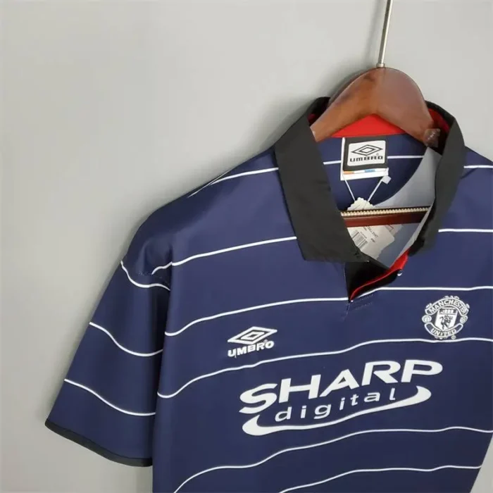 Retro Manchester United 1999/00 Away Jersey - Image 4