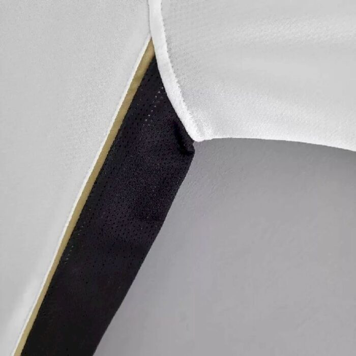 Retro Manchester United 2006/07 Away Jersey - Image 4
