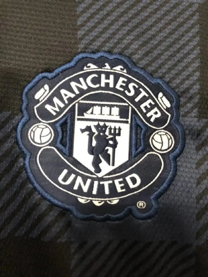 Retro Manchester United 2013/14 Away Jersey - Image 3