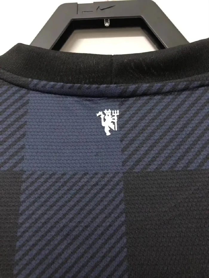 Retro Manchester United 2013/14 Away Jersey - Image 5