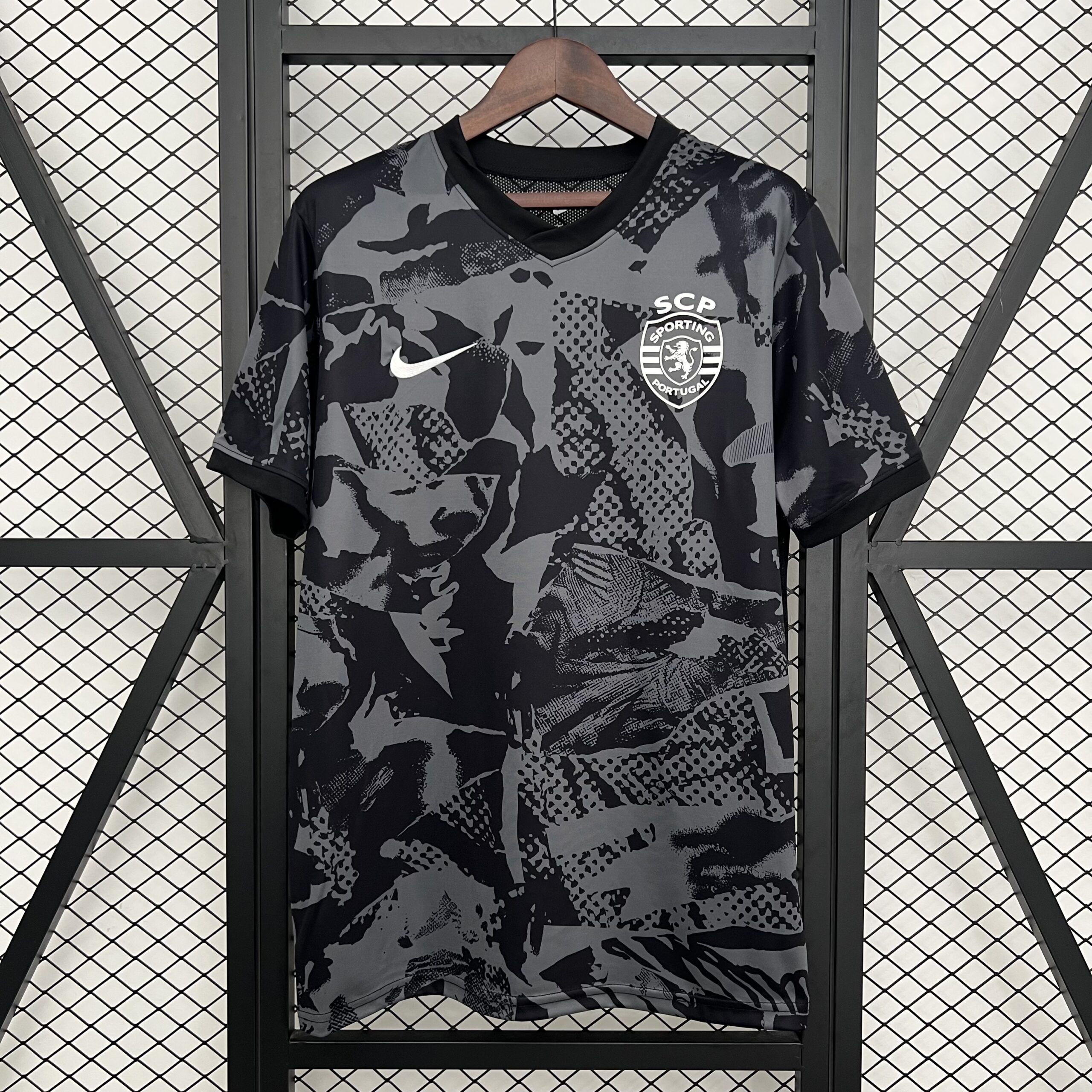 Mens Sporting CP 2025/26 Lisbon Black Training Jersey Mens Sporting CP 2025/26 Lisbon Black Training Jersey
