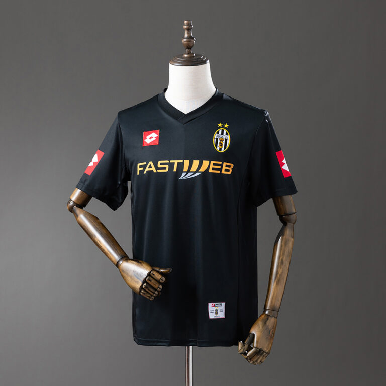 Retro Juventus 2001/02 Away Jersey